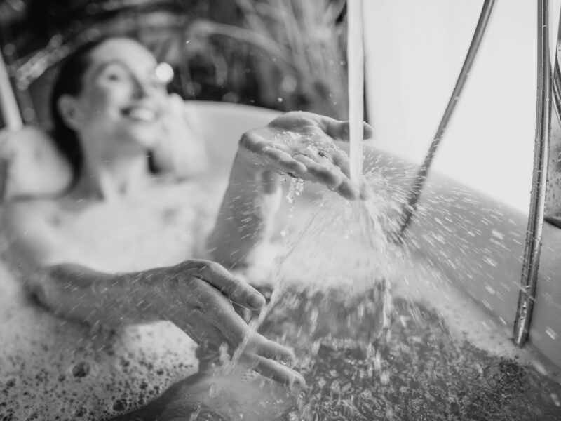 Atriz porno coroa famosa transando com f novinho - masturbação no chuveiro